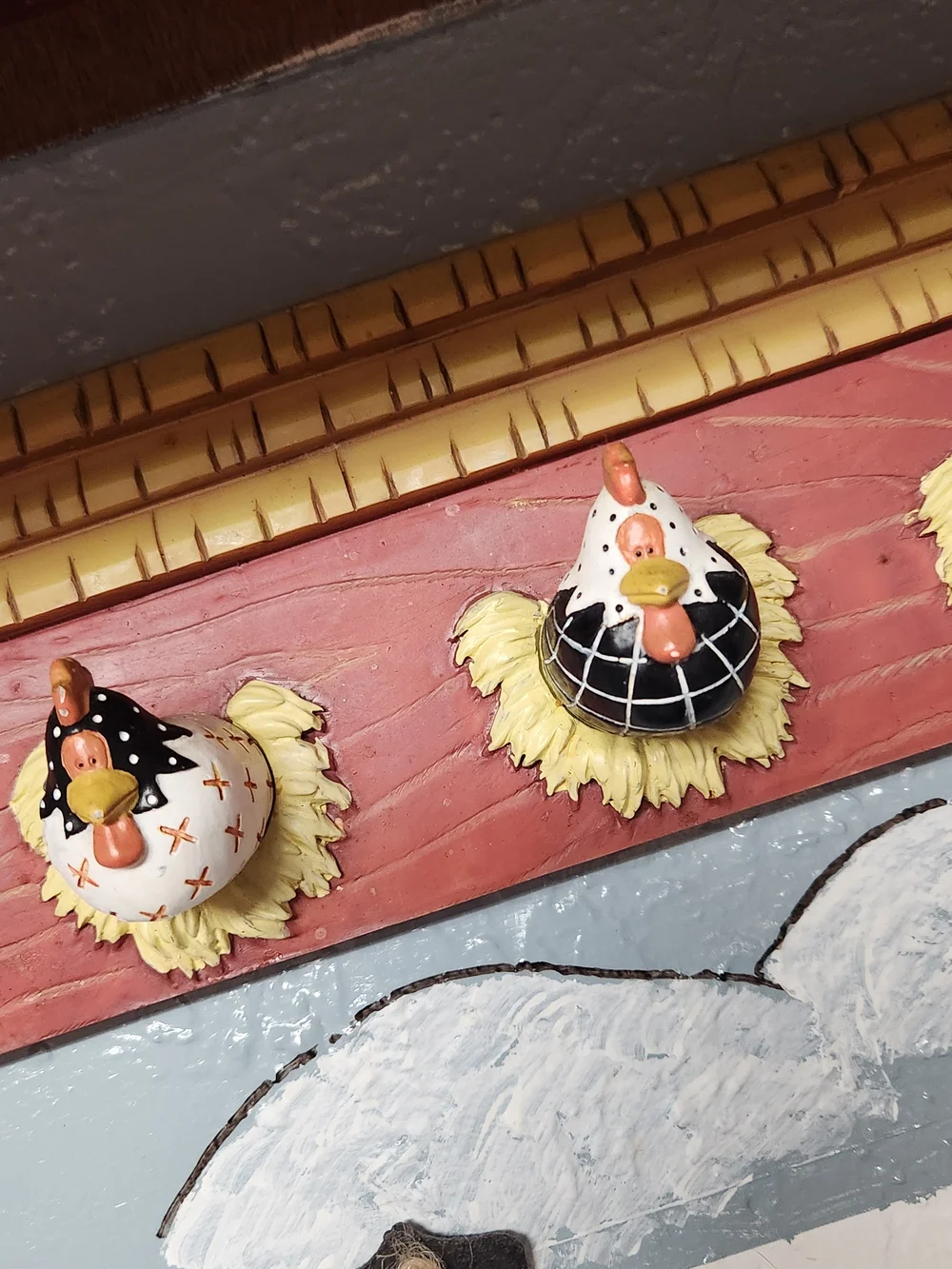 Decorative Chicken Hook Rack in Red and Yellow - Unbranded